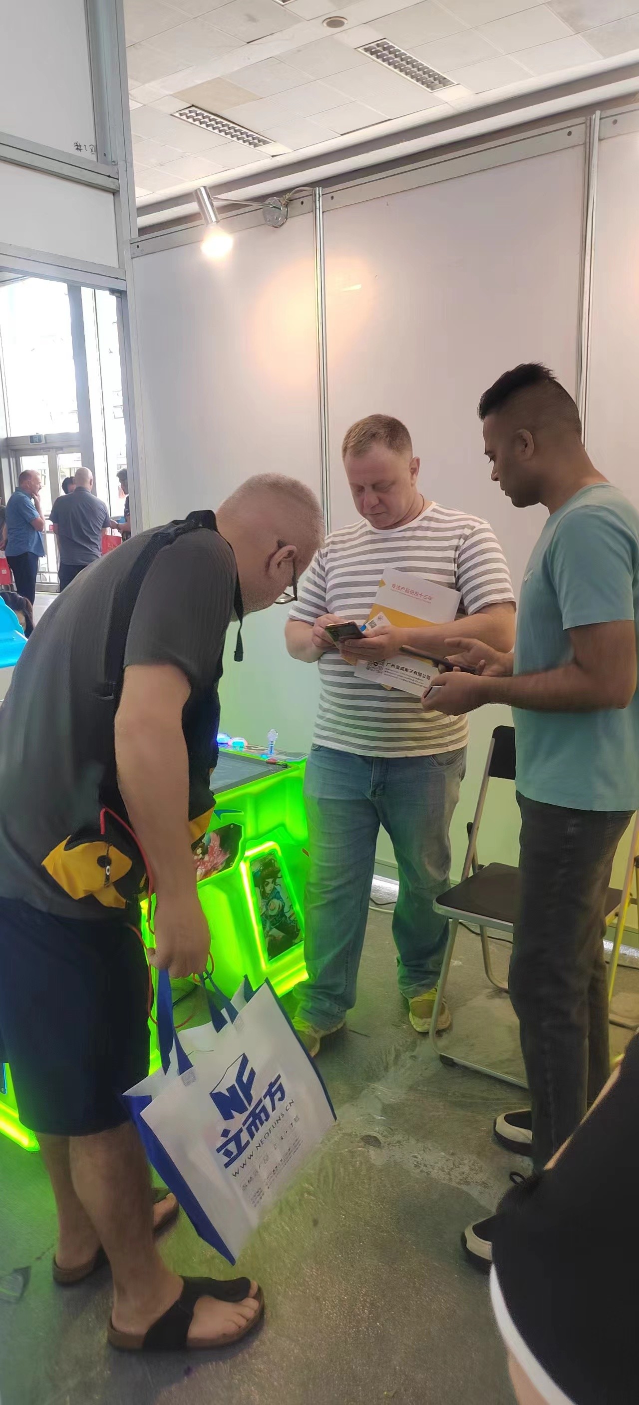 mais recente caso da empresa sobre Equipamento de diversão Yuxin brilha na exposição, atraindo comerciantes de vários países para encomendar máquinas de diversão para playground infantil