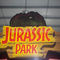 2 pessoas que disparam no dinossauro de Arcade Machines Jurassic Game Console para o adulto interno
