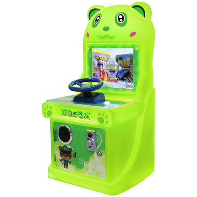 Uma Máquina de Jogo de Corrida para Dois Jogadores com Urso de Desenho Animado Fofo e Moedas